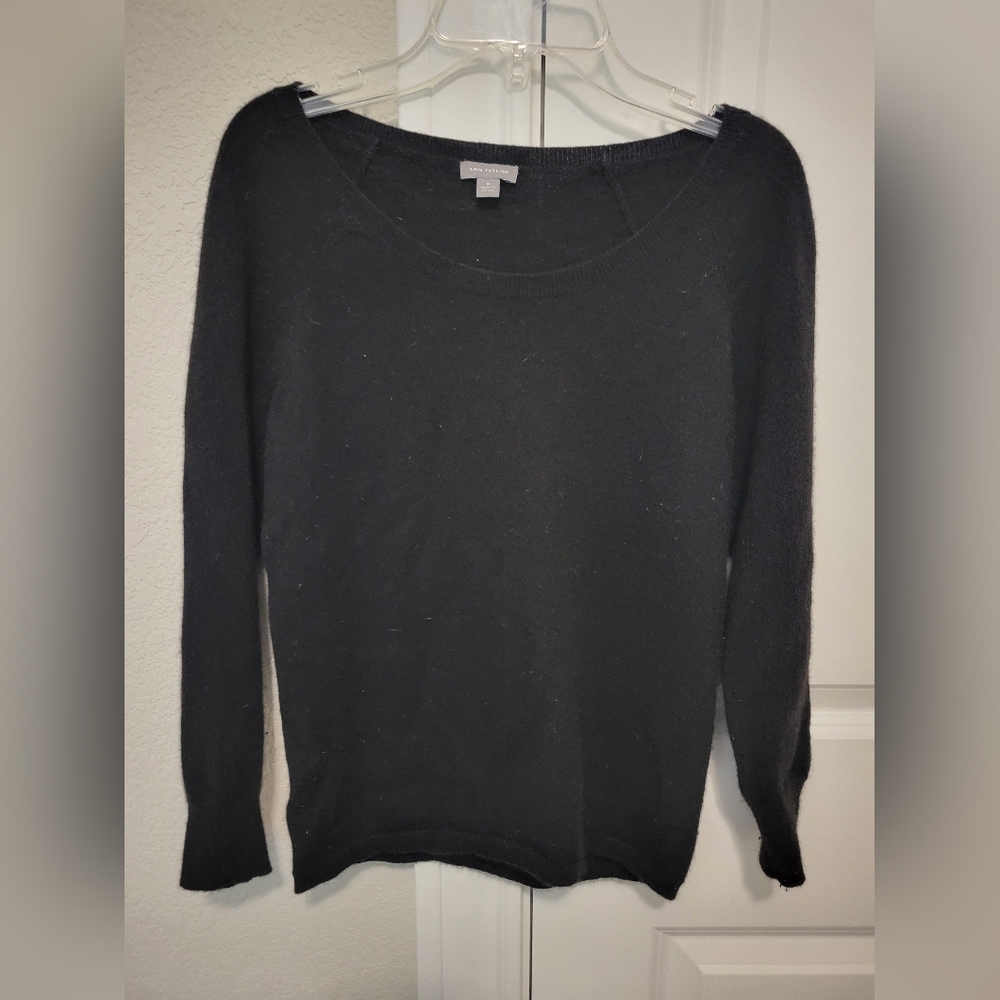 Ann Taylor Size small 100% cashmere sweater